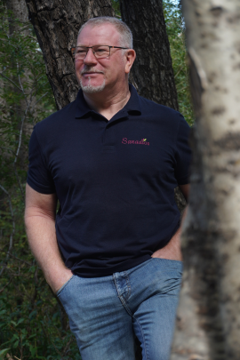 Norbert Sauren, Heilpraktiker der Praxis Sanadios in Mainz Hechtsheim, inmitten der Natur